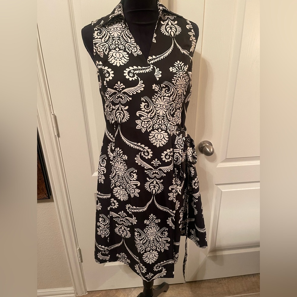 Black/white floral sleeveless wrap dress